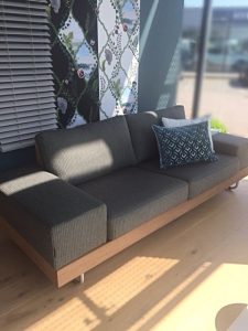 Op maat buitenmeubel | Bijzondere buitenbank | Lounge laten maken | Buitenbank laten maken | JOXAL interieur | voorheen Maurix interieur | Jolanda Maurix | Interieuradvies | Gordijnen | Shutters | Raamdecoratie | Wandbekleding | Verf | Behang | Stylist |