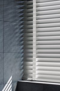 Luxaflex Basic | Houten jaloezieën | Luxaflex raamdecoratie | Luxaflex dealer | JOXAL interieur | voorheen Maurix interieur | Jolanda Maurix | Interieuradvies | Gordijnen | Shutters | Raamdecoratie | Wandbekleding | Verf | Behang | Stylist |