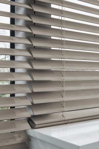 Luxaflex Basic | Houten jaloezieën | Luxaflex raamdecoratie | Luxaflex dealer | JOXAL interieur | voorheen Maurix interieur | Jolanda Maurix | Interieuradvies | Gordijnen | Shutters | Raamdecoratie | Wandbekleding | Verf | Behang | Stylist |