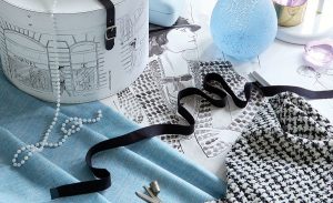 Designer fabrics | Bijzonder behang | Woonadvies | Stijltips | raamdecoratie op maat | Luxaflex | Horizontale jaloezieën | Joxal interieur | Schagen | Maurix interieur | Jolanda Maurix | stijlvol wonen | interieuradvies | Aluminium jaloezieën | Hor op maat | Gordijnen op maat | Stijlvol wonen | Ralph Lauren | Designers Guild | Villa Nova | romo fabrics