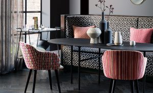 Designer fabrics | Bijzonder behang | Woonadvies | Stijltips | raamdecoratie op maat | Luxaflex | Horizontale jaloezieën | Joxal interieur | Schagen | Maurix interieur | Jolanda Maurix | stijlvol wonen | interieuradvies | Aluminium jaloezieën | Hor op maat | Gordijnen op maat | Stijlvol wonen | Ralph Lauren | Designers Guild | Villa Nova | romo fabrics